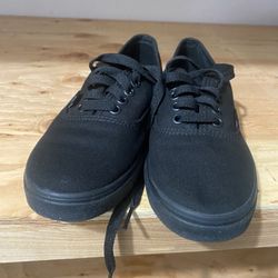 Black Vans Sneaker (Women’s Size 6.5)