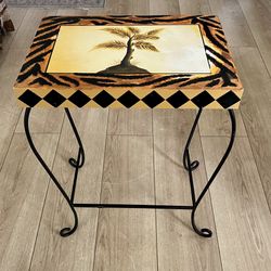 Super cute end/side table!!! 18x12” 