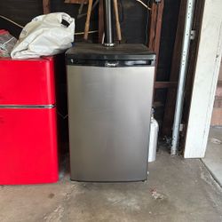 Danby 5.4 cu. ft. Single Tap Full Size Beer kegerator Dispenser in Stailess Steel