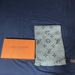 LV scarf