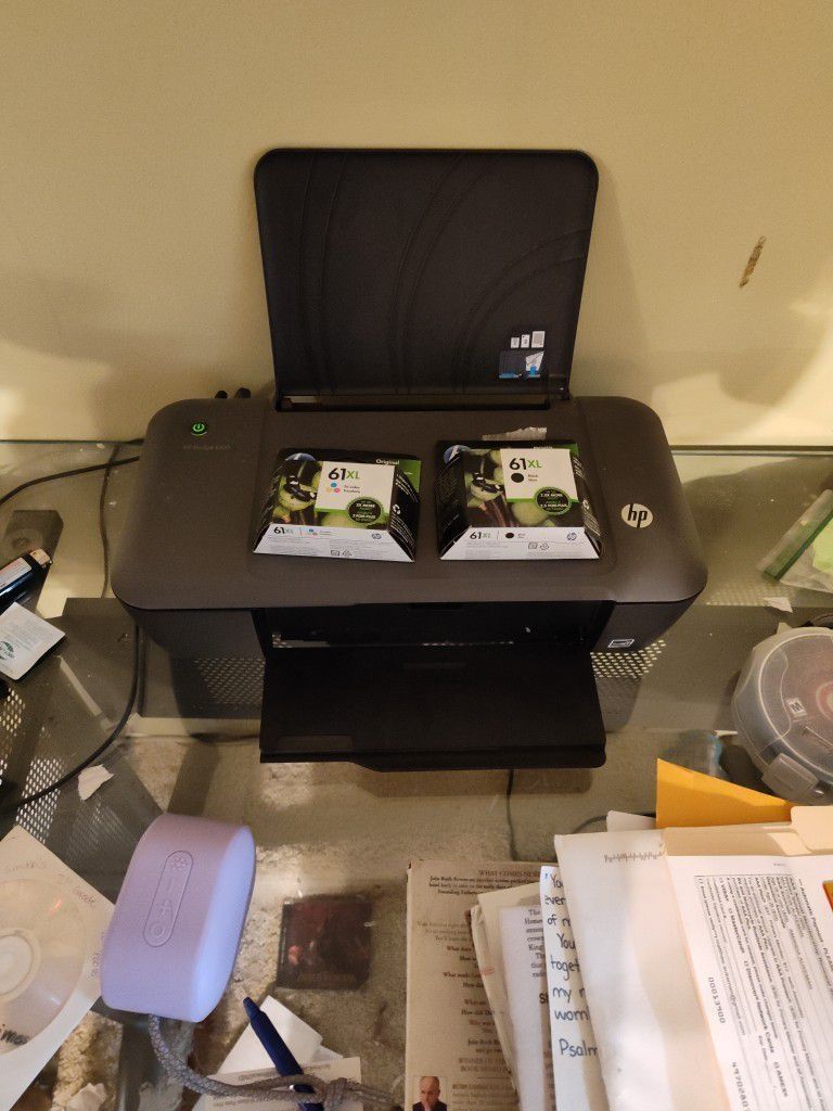 HP Deskjet 1000 Printer with spare ink