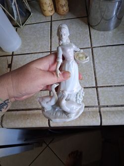 Porcelain Girl Feeding Geese 