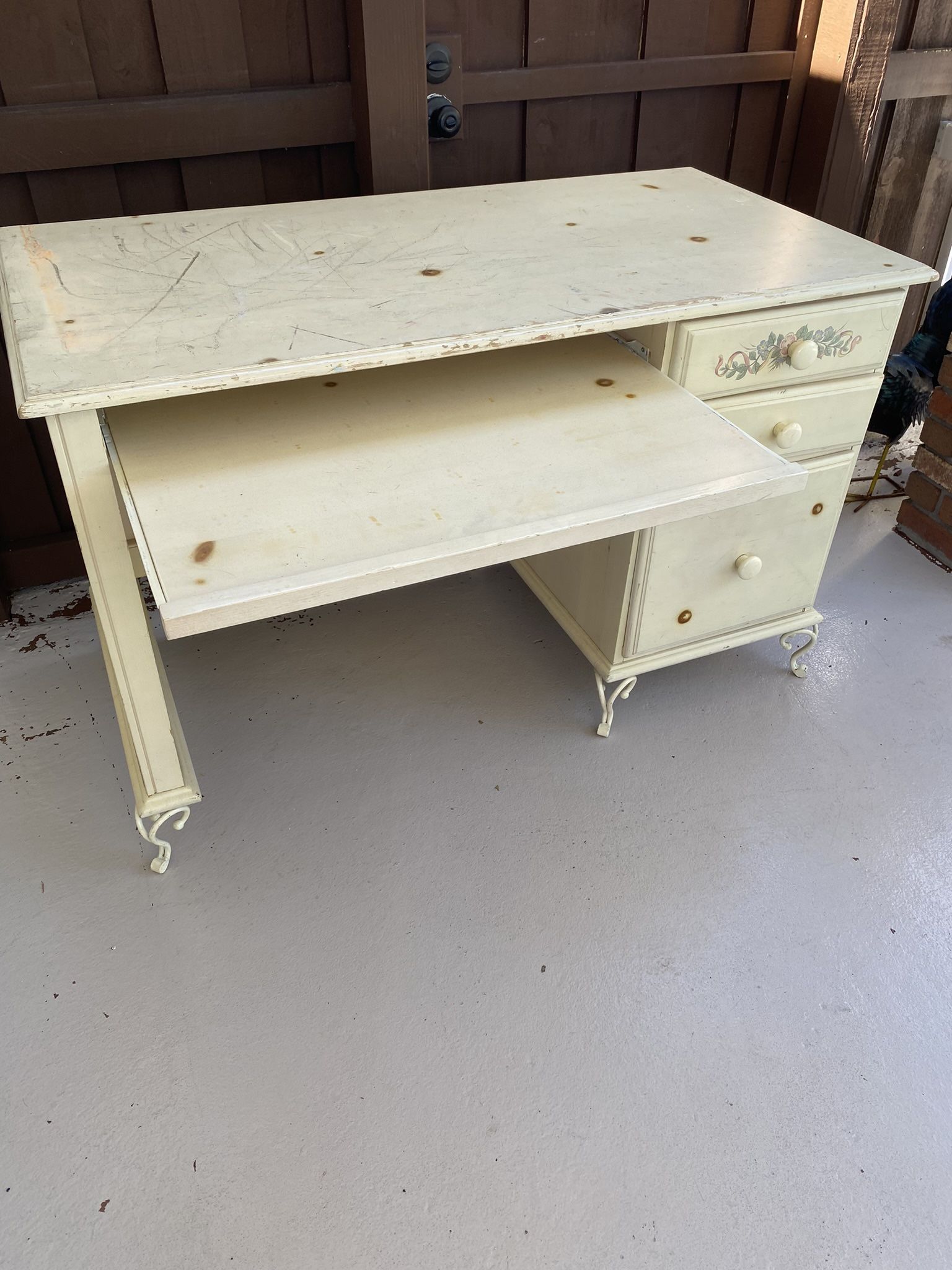 Vanity Desk And Hutch