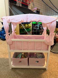 Play crib with few accessories
