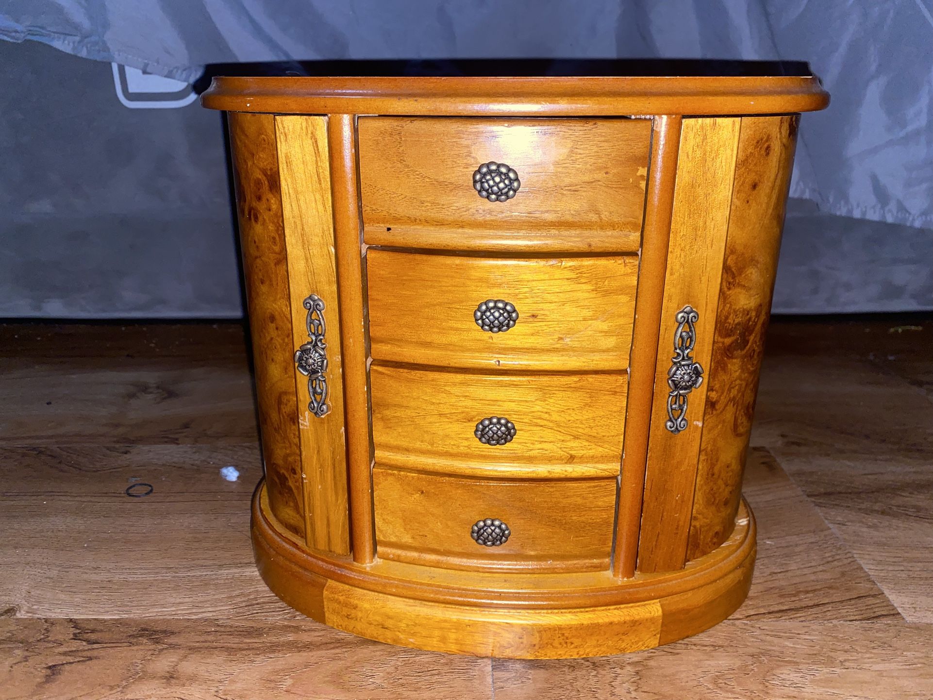 Jewelry box
