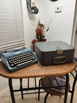 Vintage 1960s Sperry Rand Remington Personal-Riter Portable Typewriter with Case – Blue