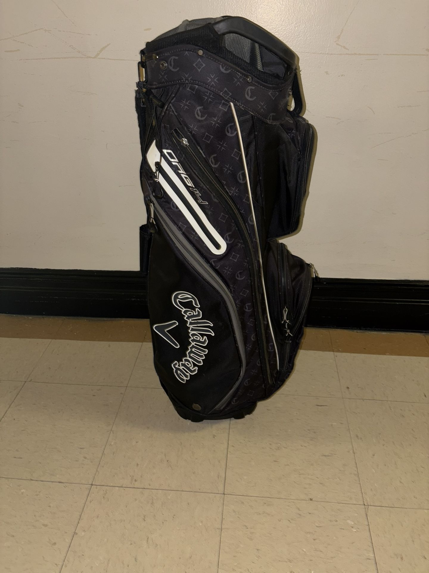 Org 14 Golf Bag. The 14-compartment top deck features individual full-length dividers and separate putter pockets to keep clubs organized. The Org 14
