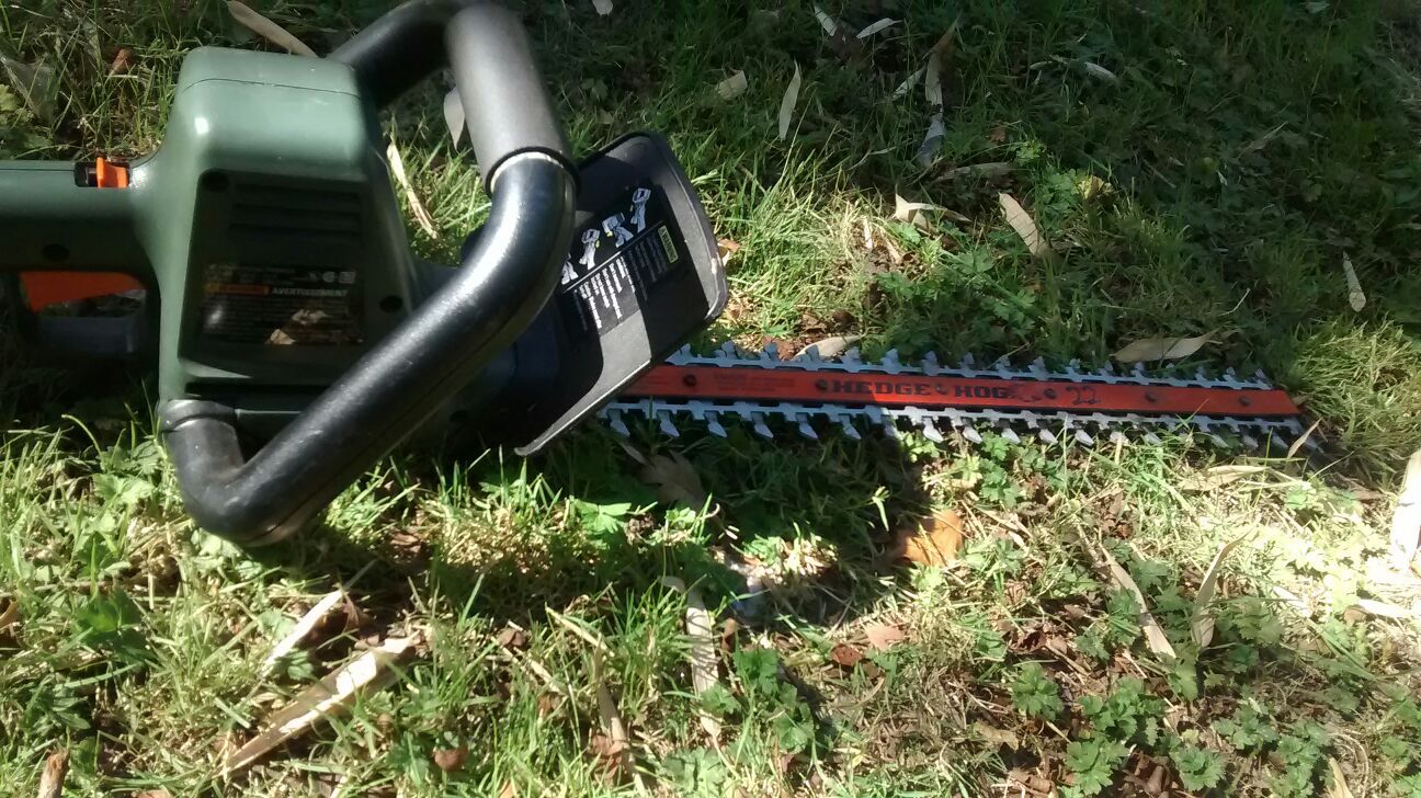 Black & Decker 22 inch hedge hog hedge trimmer for Sale in Seattle, WA