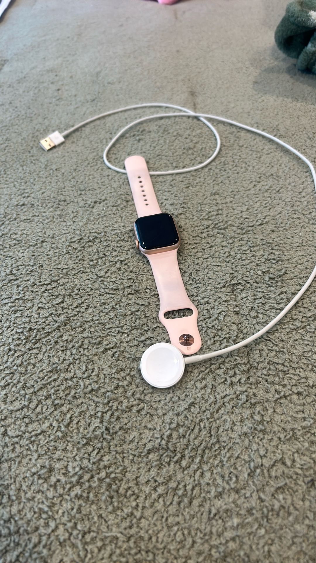 Apple watch series 4, rose gold 40 mm comes with charger and band