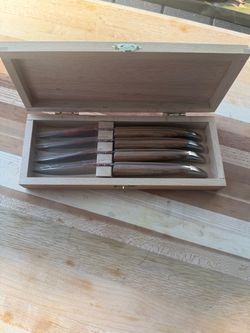 New nice wooden handled steak knives in wooden case