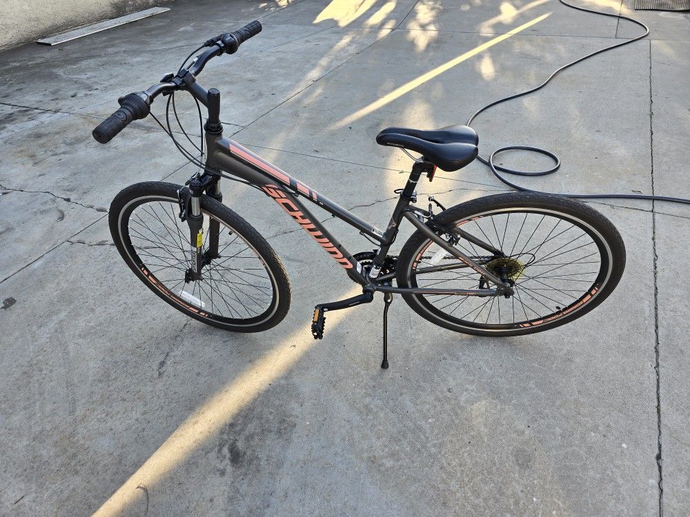 Schwinn GTX women's hybrid bike Medium Frame