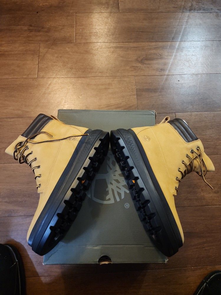 Timberland Women Size 8 Boots/Brand New