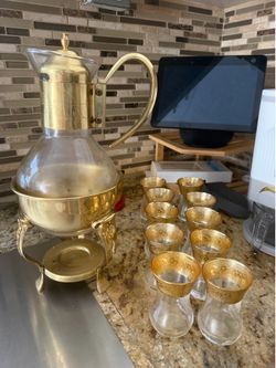 Tea pot with cups