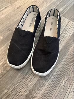 Women’s Tom’s Size 9.5