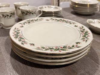 Holly Yuletide 4 Piece Holiday Dishware