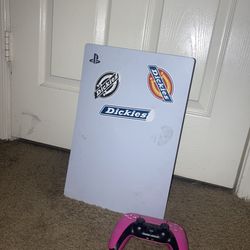 PlayStation 5 With pink controller