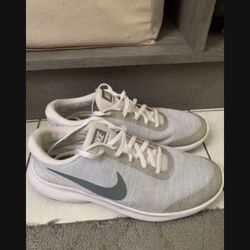 WOMENS NIKE SIZE 8.5 GYM SHOES