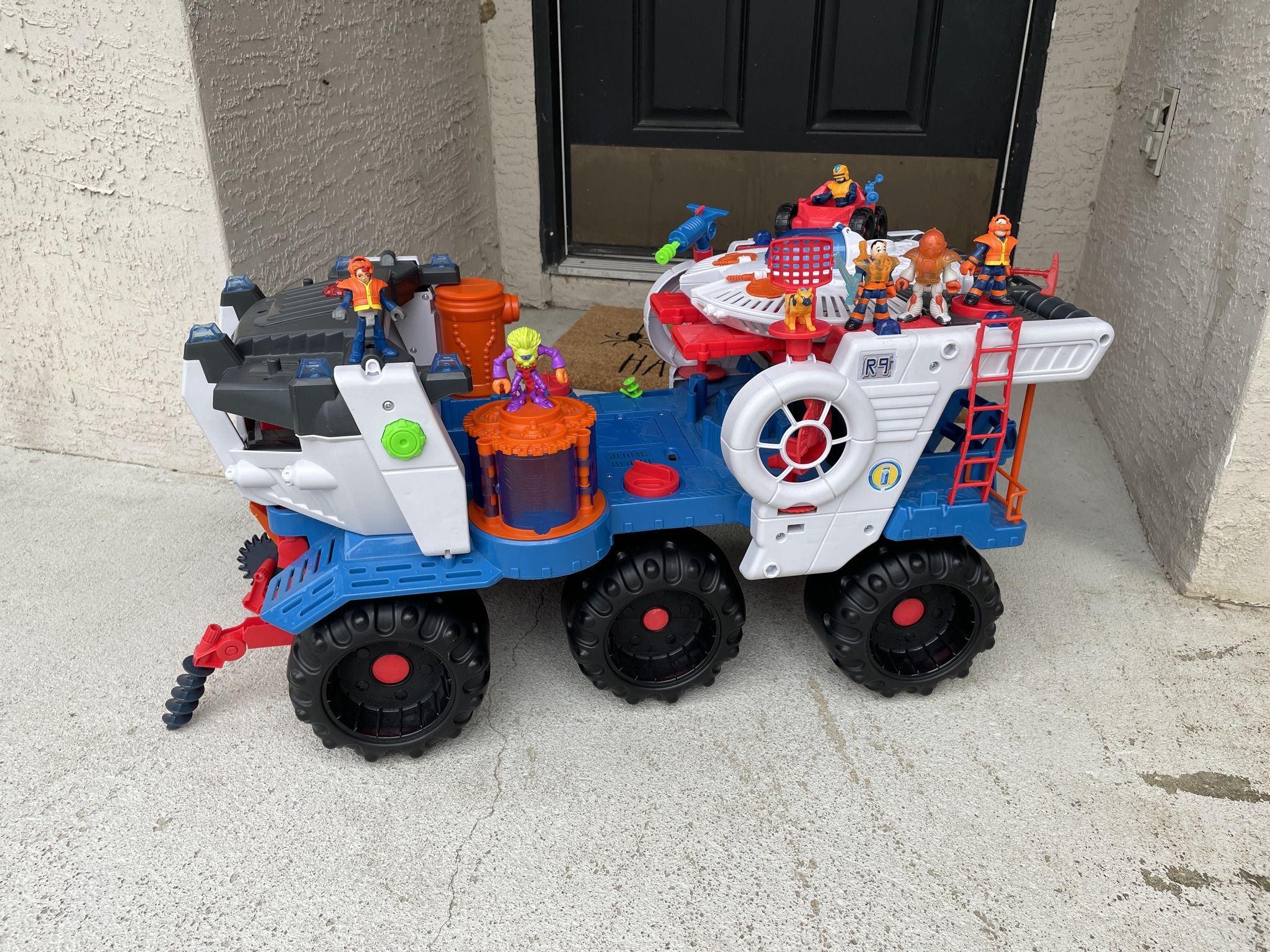 IMAGINEXT Space Supernova Battle Rover with Accessories & Figures