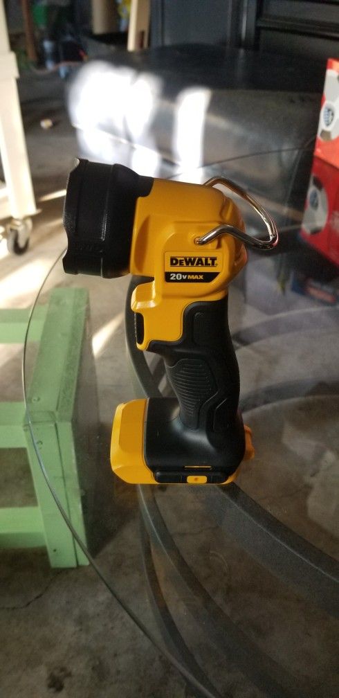 20v dewalt flash light no battery or charger