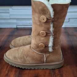 UGG Bailey Button Triplet II Boot Chestnut Size 5