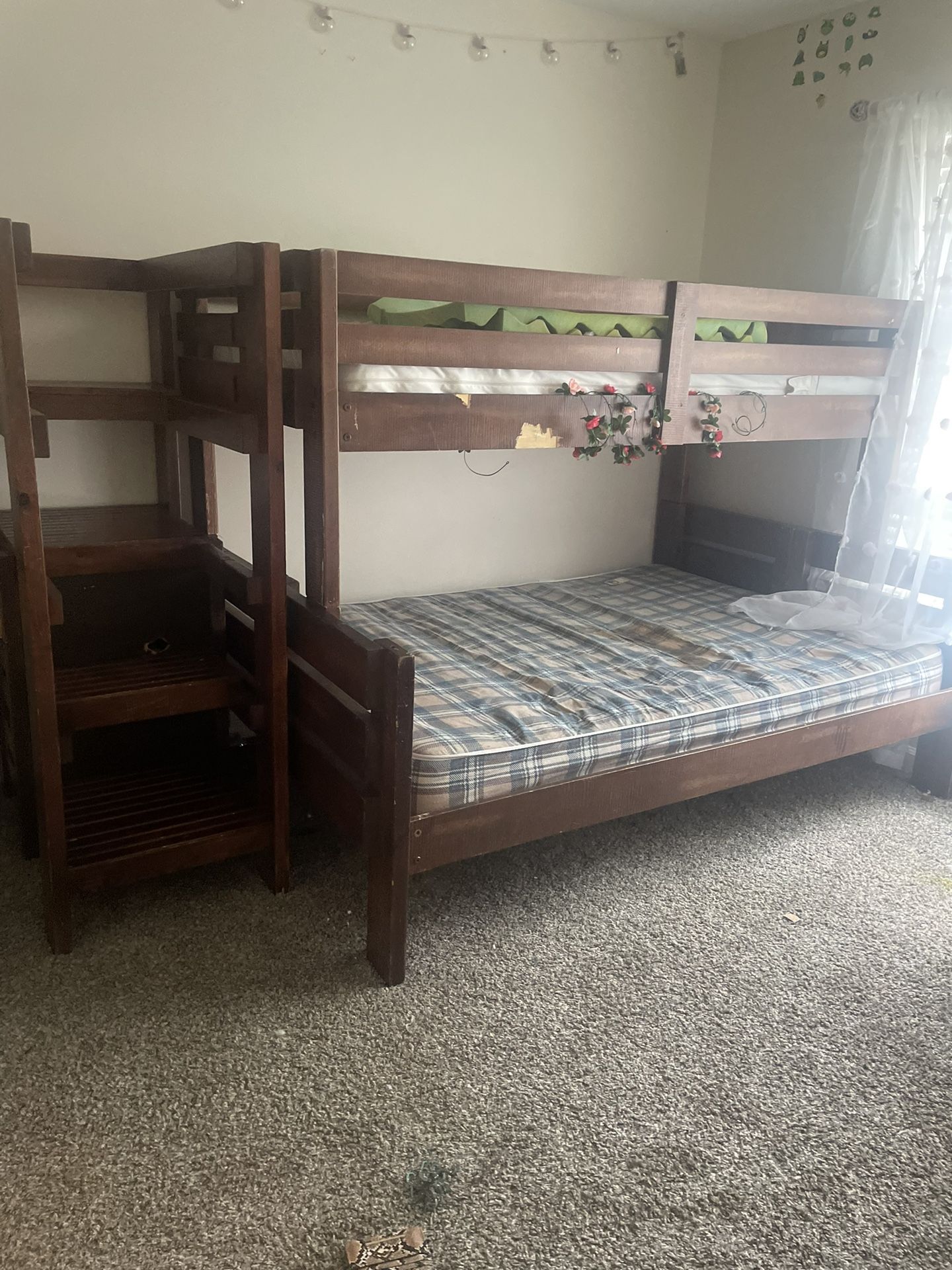 Solid Wood Bunk Bed. Twin Over full.