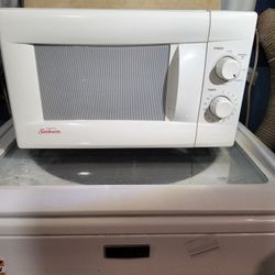 Sunbeam Compact microwave Small size,   heat system oven,  great quality vintage 