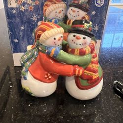 2002  Susan Winget Frosty Fun Snowman Couple Salt & Pepper Set 4” Tall
