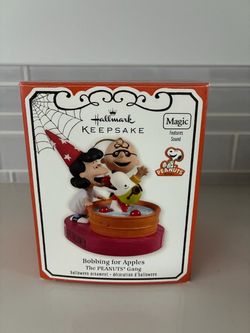 Hallmark Keepsake The peanuts gang Charlie Brown Halloween Ornament 2012
