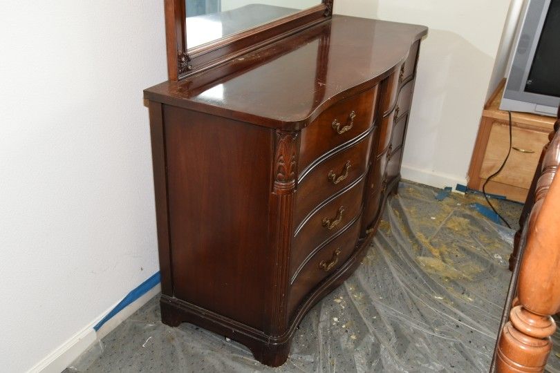 "DIXIE" 8-Drawer Dresser