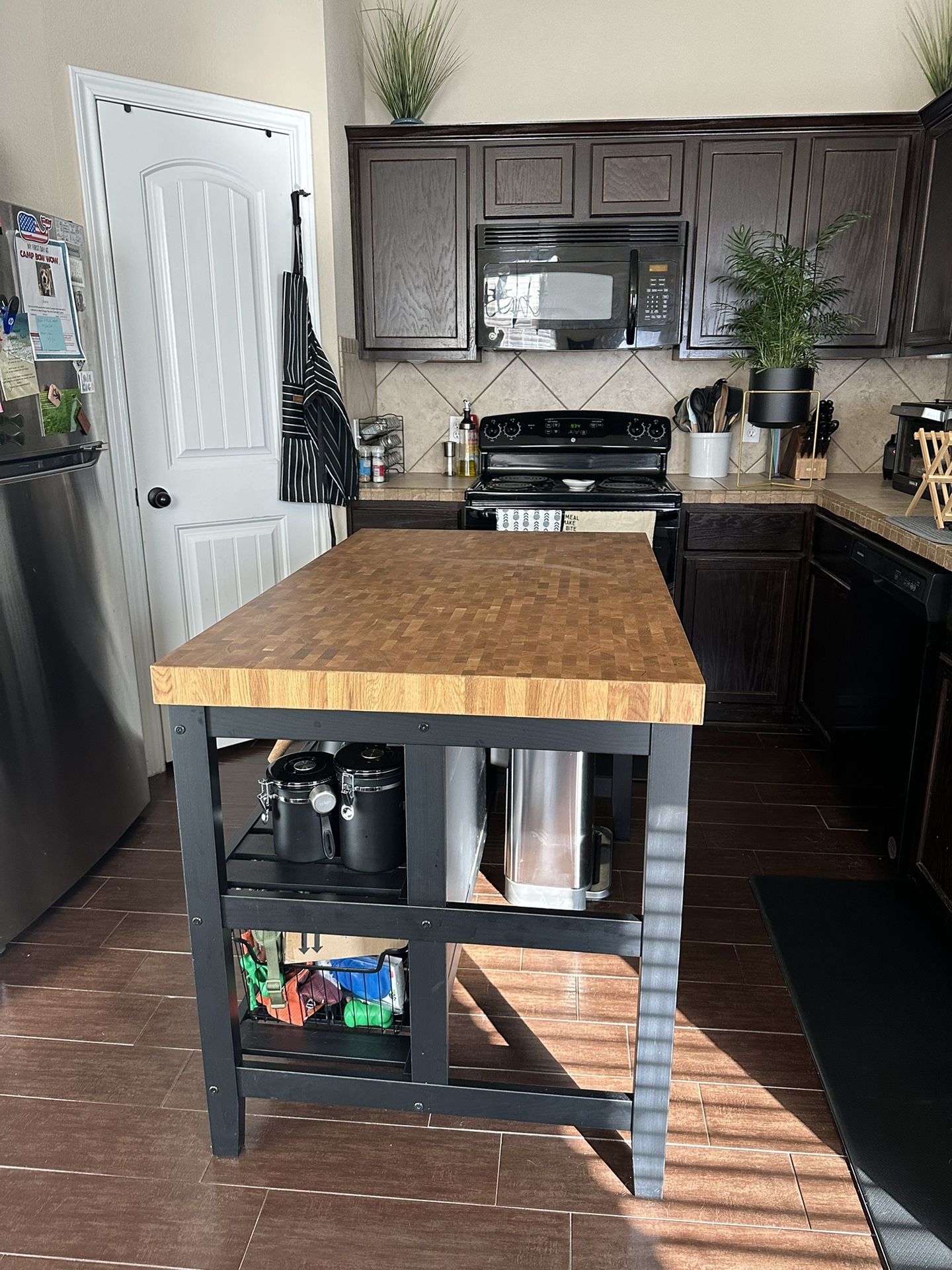 Kitchen Island (IKEA - VADHOLMA)