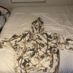 hollister hoodie, stylish camo hoodie perfect for outdoors and very comfortable 