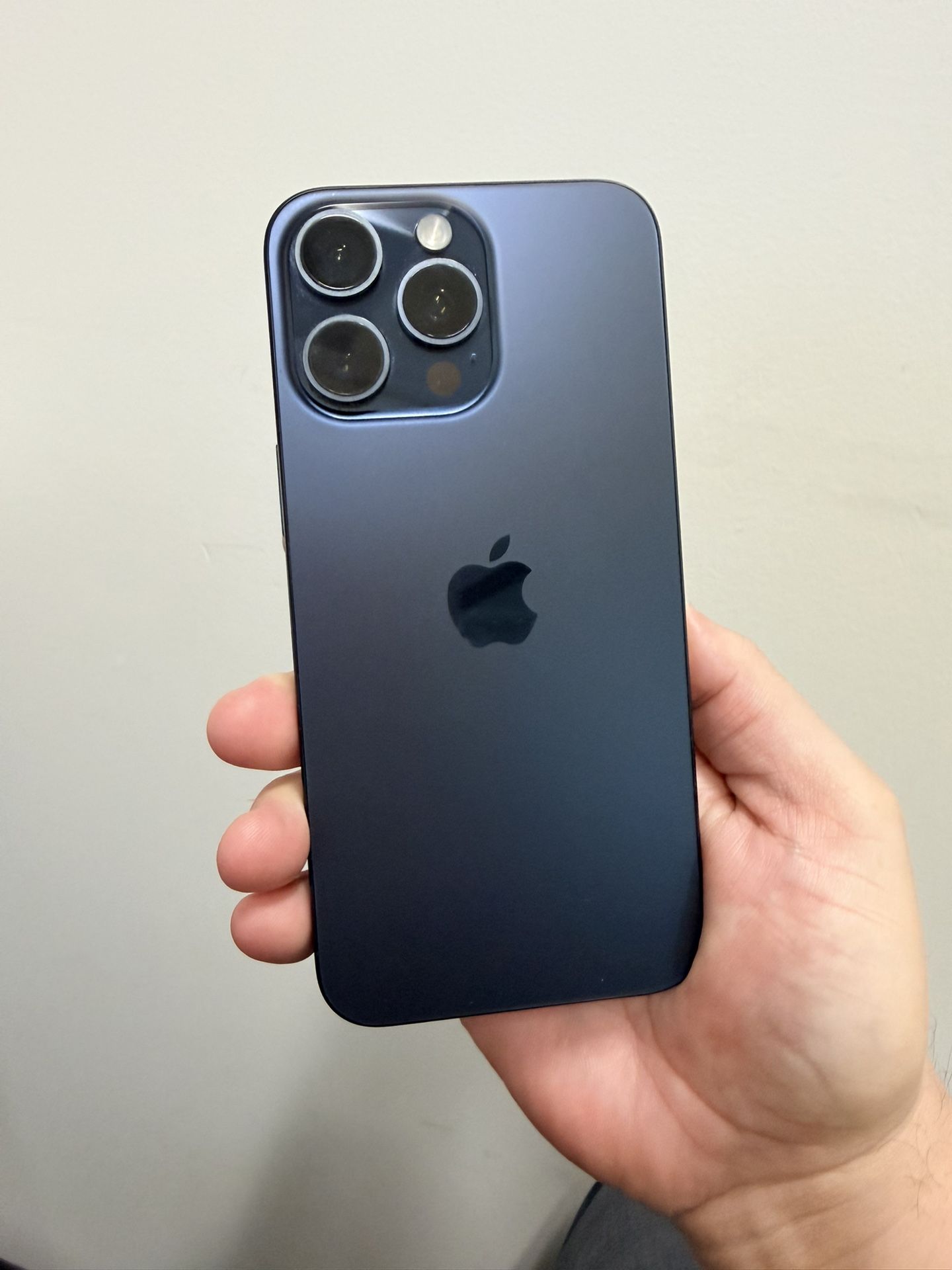 iPhone 15 Pro Max 256 Pristine Amazing Condition! Unlocked Use Any Carrier . Hablo Espanol.