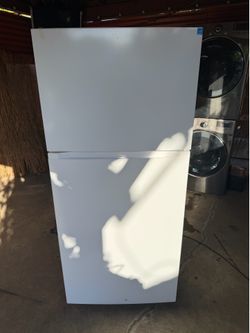 ❄️ Element Refrigerator 18 Cu Ft - Clean & Works Great ✅
