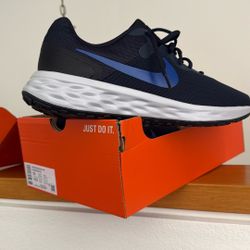 New Nike Revolution  Size 13