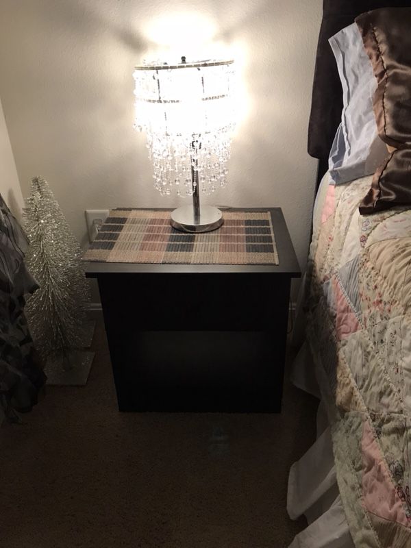 Double bed w/end table & lamp