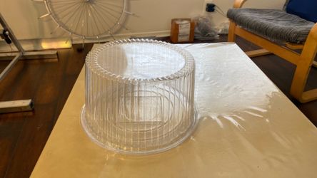 Perfection 8” cake high dome clear container and cake base