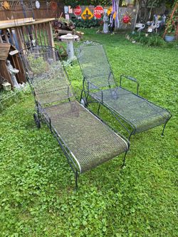 Pair of metal recliner lounge chairs