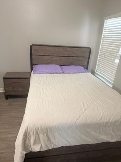 Queen bed & 2 night tables