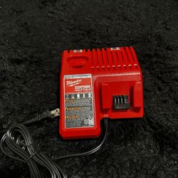 Milwaukee Charger M18 and M12