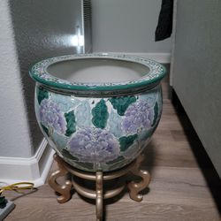 A Oriental Vase With Stand 