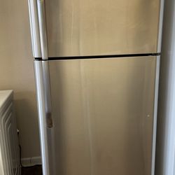 Frigidaire Top/ Bottom Refrigerator