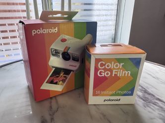 Polaroid Generation 2 Go Everywhere Instant Camera Bundle w/ 16 Go Instant Film