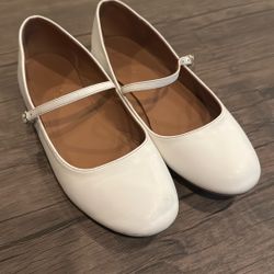 Like New White Flats Size Womens 8