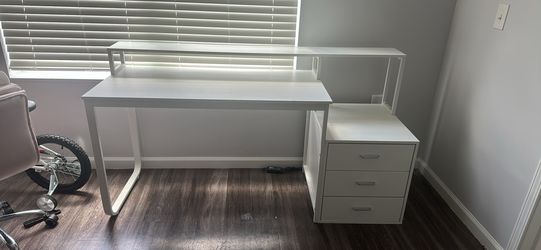 Desk with 3 drawers
