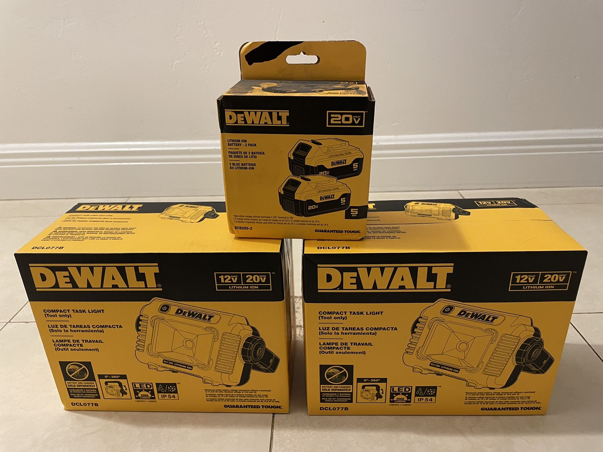 DEWALT 12V/20V MAX Compact Task Light DCL077B With 2 Batteries