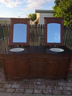 Mueble para ban̈o doble zink de 72" con cubierta de granito negro con llaves y espejos