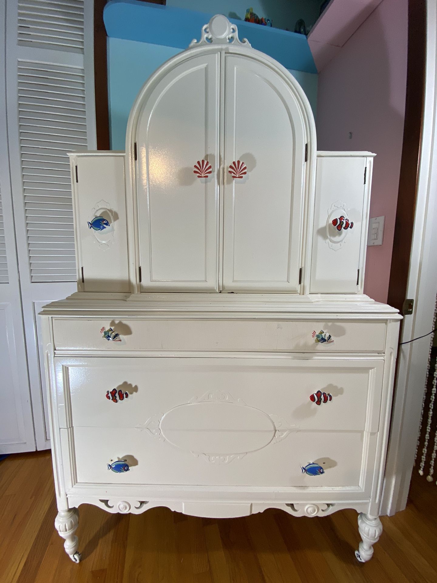 White Victoria dresser Shabby Chic ( re-finished )