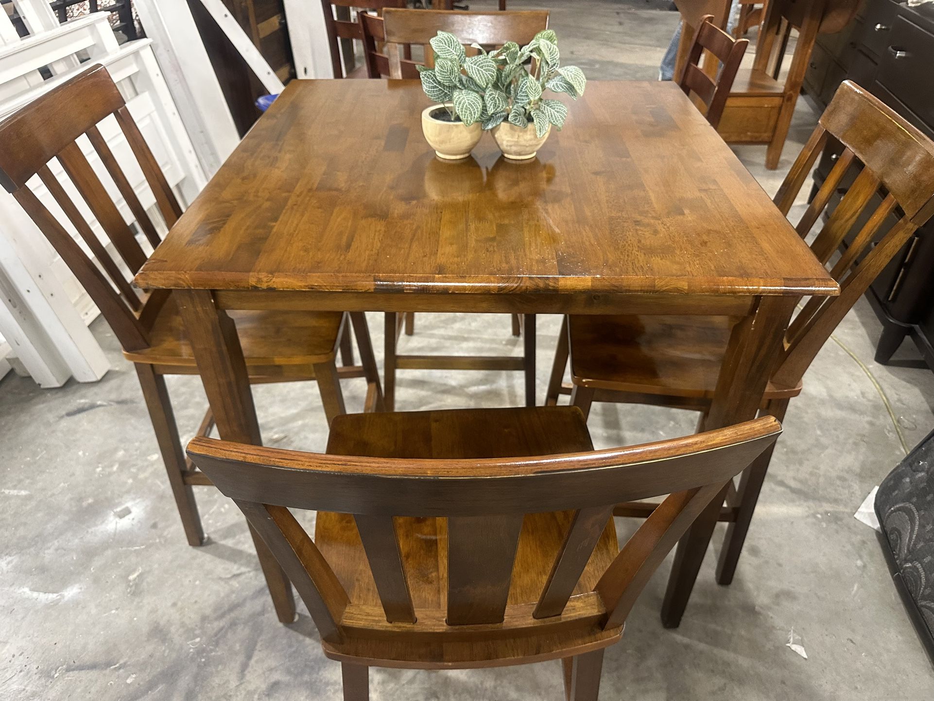 SUPER BEQUTIFUL DINING TABLE QITH 4 Chairs Almost New