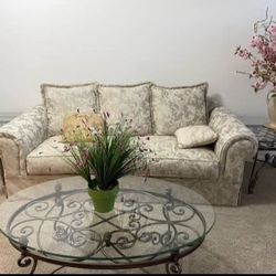 Beautiful Couch In Like New Condition (Free Delivery) 