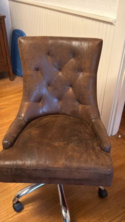 Free brown letter chair on wheels greenwood wa 98103